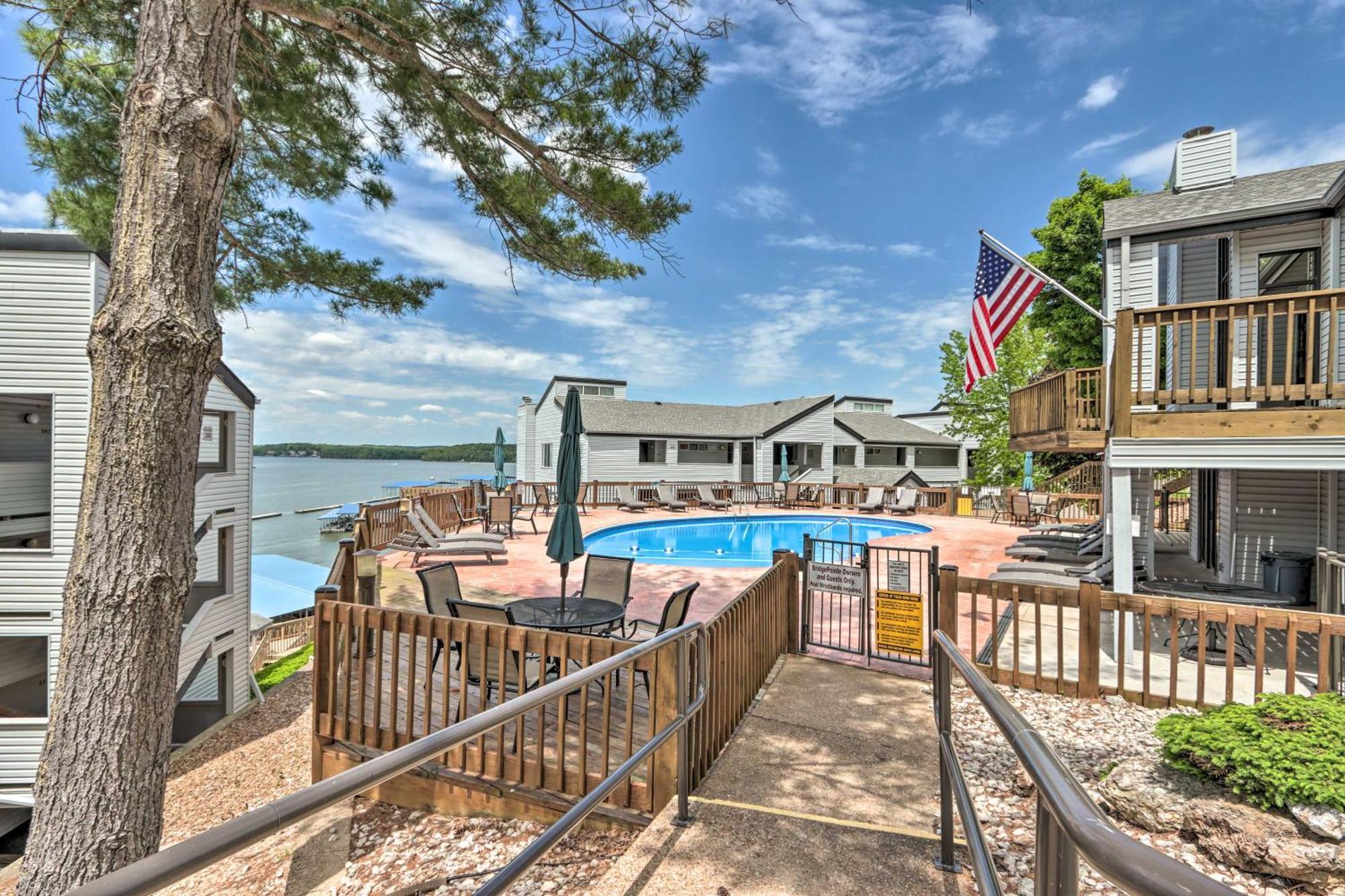 Sunny Osage Beach With Balcony And Lakefront View Exterior photo