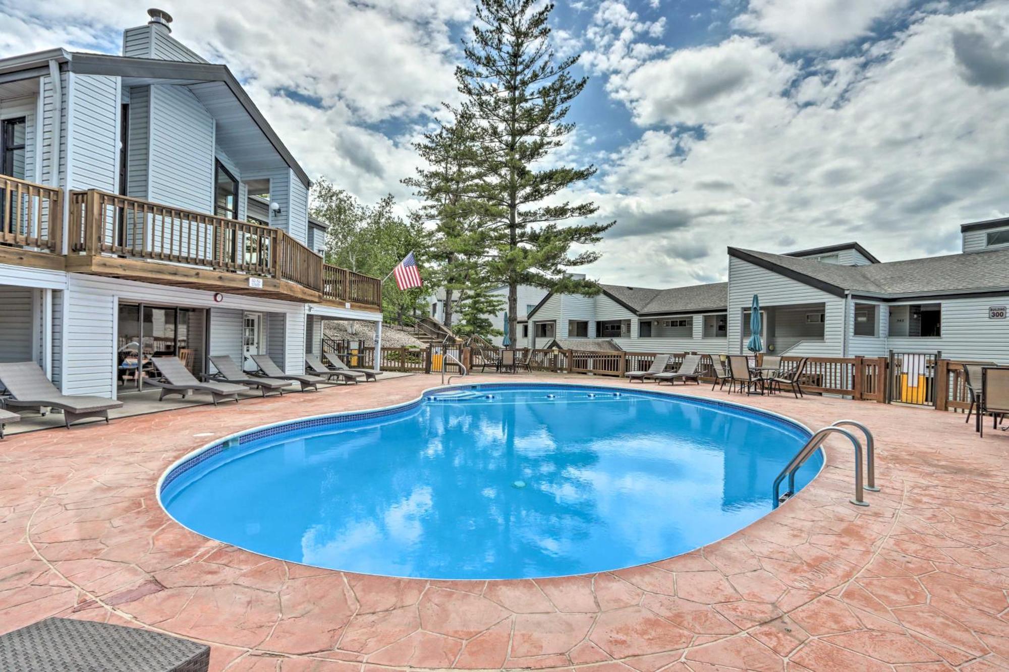 Sunny Osage Beach With Balcony And Lakefront View Exterior photo