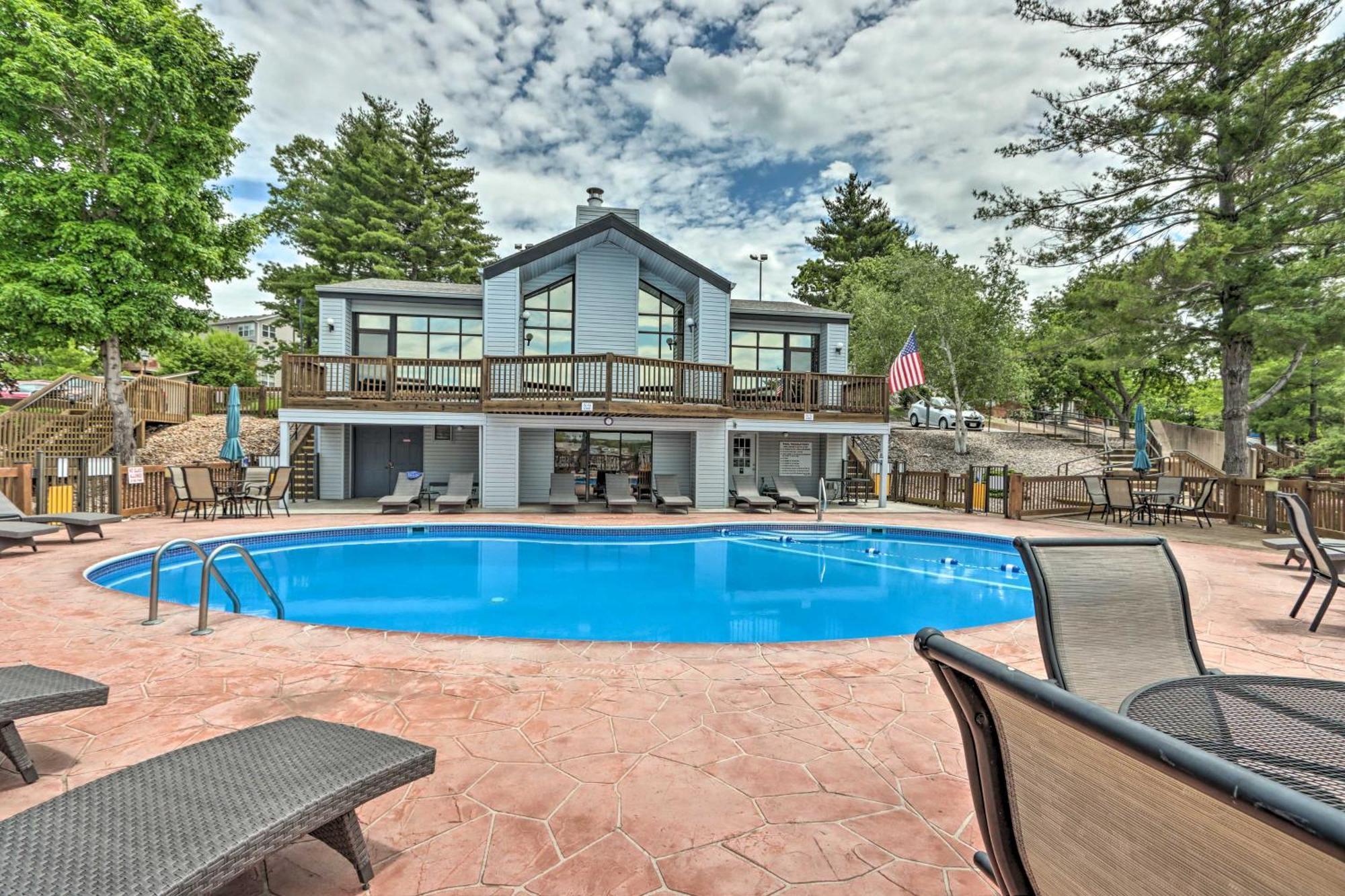 Sunny Osage Beach With Balcony And Lakefront View Exterior photo
